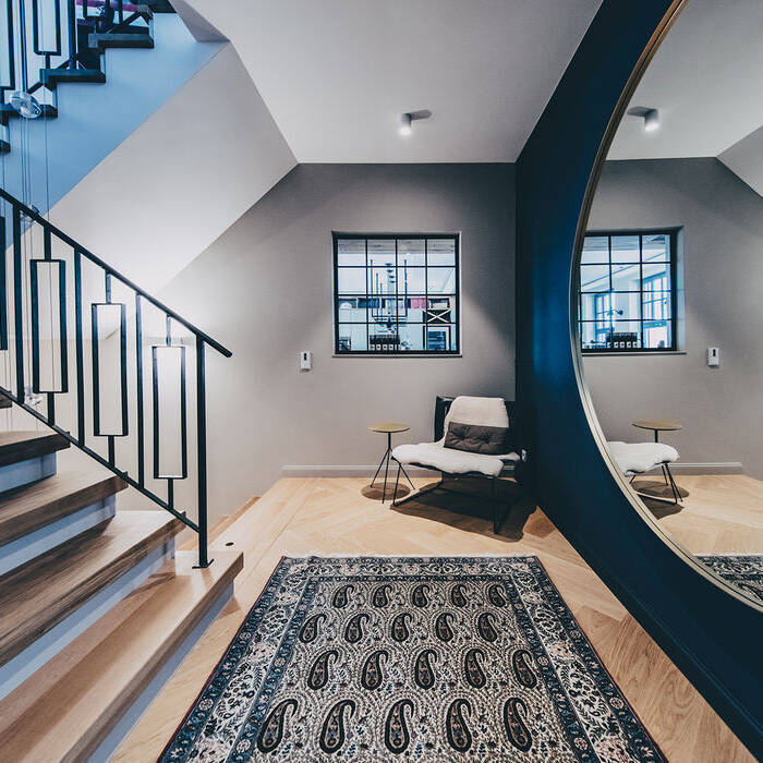 MINTERIOR_VILLA-B-HEILBRONN_Flur-mit-Treppenaufgang_15_700pixel