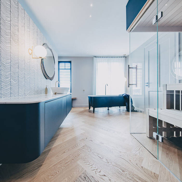 MINTERIOR_VILLA-B-HEILBRONN_Masterbad-mit-Sauna-und-Badewanne_15_700pixel