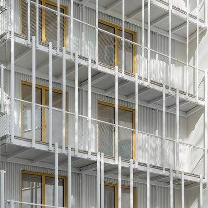 Mieterbalkone-Fassade-Hofseite-Wohnhaus-Eisberg-rundzwei-Architekten-Berlin-Foto-Gui-Rebelo-WHS66_163_10_700pixel