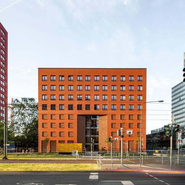 SFA_FrankfurtLyonerStrasse04_LisaFarkas_05_15_700pixel