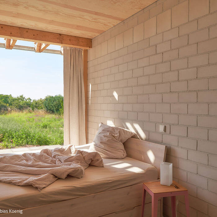 Sigurd-Larsen-Architekt-Glas-Haus-Uckermarck-design-Berlin-wood-bricks-weekendhouse_Credit-Tobias-Koenig-Michael-Romstoeck-__27_10_700pixel