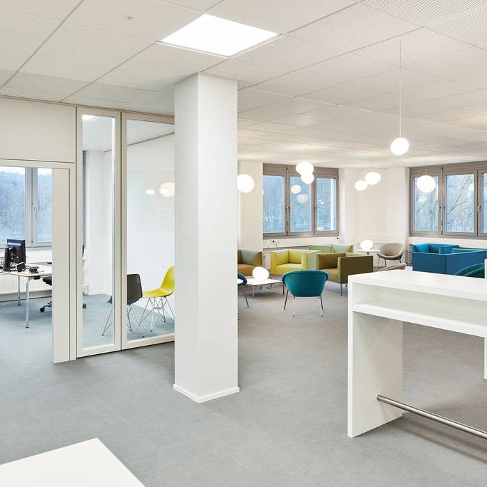 Sozialbereich-mit-Verfu-gungsbu-ro-Entwicklungsabteilung_15_700pixel