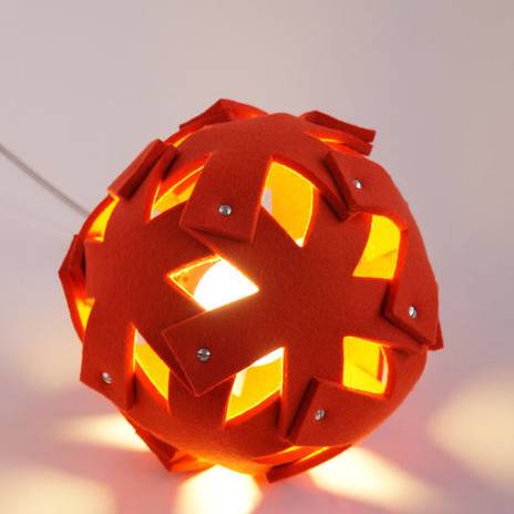 Starball-Felt-Table-Lamp-Press-_Illu-Stration-by-Mary-Ann-Williams-002-_10_700pixel