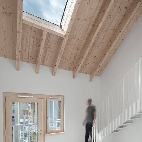 Untersicht-Dachflaechen-Maisonette-Wohnhaus-Eisberg-rundzwei-Architekten-Berlin-Foto-Gui-Rebelo-WHS66_086_10_700pixel