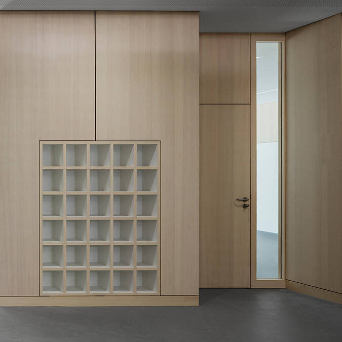 dzpa_Erich-Ka-stner-Schule_Darmstadt_Kranichstein_Schuhgarderobe_10_700pixel