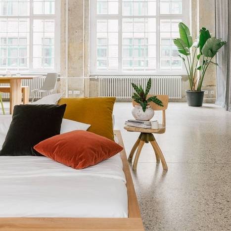 raini-peters-interior-design-and-styling-berlin-e15-furniture-fvf-bedroom-mustard-brown-velvet-pillows-indoor-plants-large-windows-styling_10_700pixel