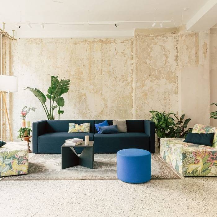 raini-peters-interior-design-and-styling-berlin-e15-furniture-fvf-exposed-brick-wall-interior-dark-blue-sofa-deer-print-indoorplants-set-styling_15_700pixel