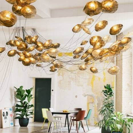 raini-peters-interior-design-and-styling-berlin-e15-furniture-fvf-exposed-wall-interior-living-colorful-chairs-jellyfish-ceiling-light-dinning-table-styling_10_700pixel