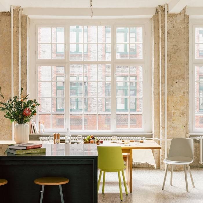 raini-peters-interior-design-and-styling-berlin-e15-furniture-fvf-siemens-kitchen-colorful-chairs-oak-dinner-table-linen-curtains-black-bench-top-styling_15_700pixel