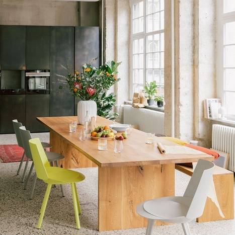 raini-peters-interior-design-and-styling-berlin-e15-furniture-fvf-siemens-kitchen-colorful-chairs-oak-dinner-table-styling_10_700pixel