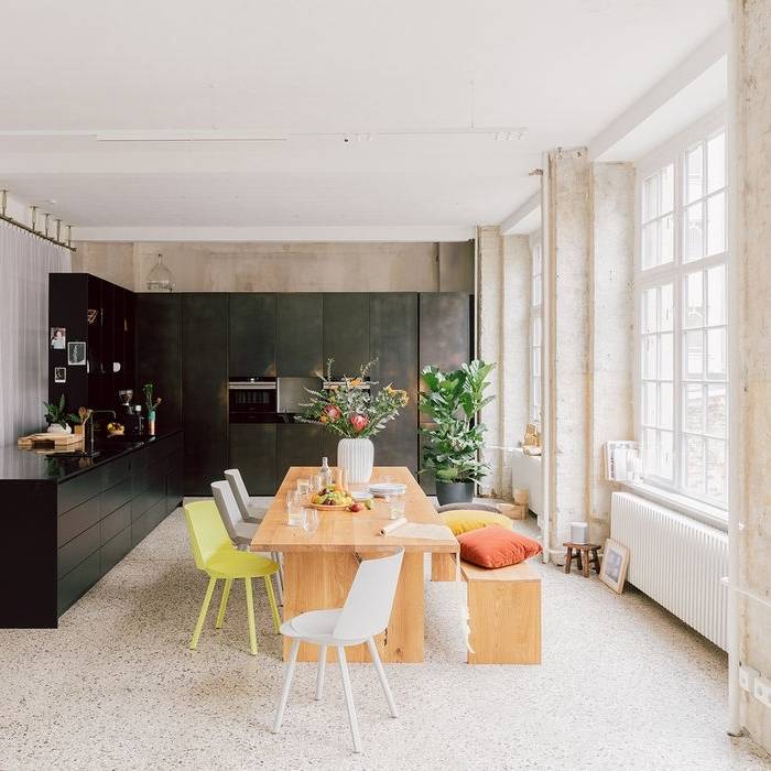 raini-peters-interior-design-and-styling-berlin-e15-furniture-fvf-siemens-terrazzo-kitchen-colorful-chairs-oak-dinner-table-linen-curtains-styling_15_700pixel