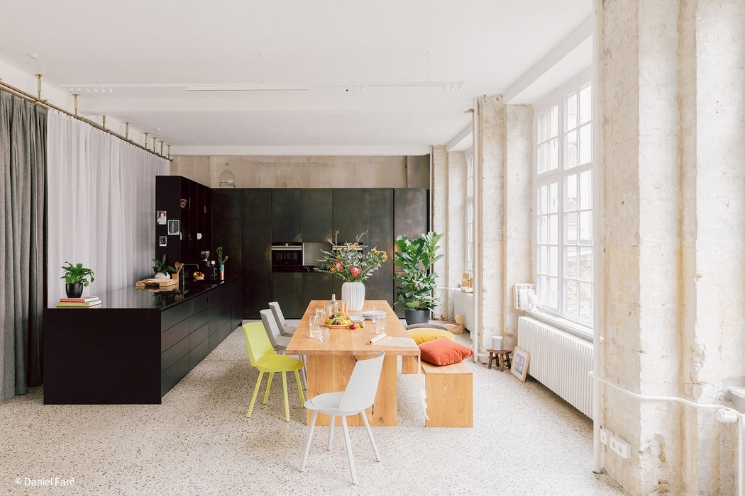 raini-peters-interior-design-and-styling-berlin-e15-furniture-fvf-siemens-terrazzo-kitchen-colorful-chairs-oak-dinner-table-linen-curtains-styling_15_700pixel