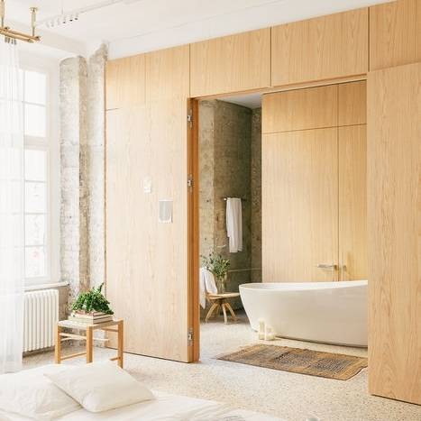 raini-peters-interior-design-and-styling-berlin-e15-wood-bathroom-bathtube-indoorplants-styling_10_700pixel