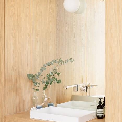 raini-peters-interior-design-and-styling-berlin-wood-bathroom-styling_10_700pixel
