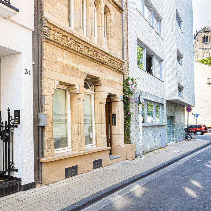 statthaus-statt-hotel-000-04-hausfront-und-buero-von-links_15_700pixelmXQzbOIqQ3pxW