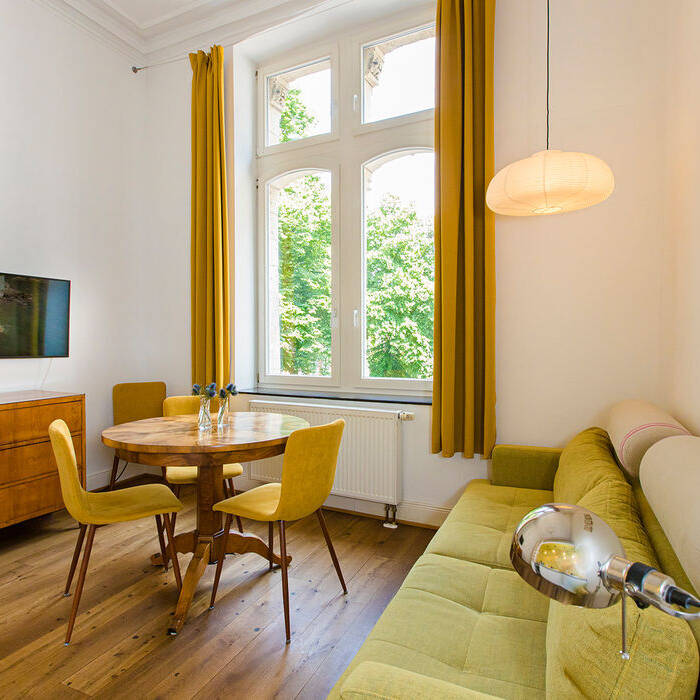 statthaus-statt-hotel-apartment-w4-04-3-1-wohnraum-mit-essplatz-und-sofa-smart-tv-biedermeier-kommode_15_700pixelqFHiynZJfhpPu
