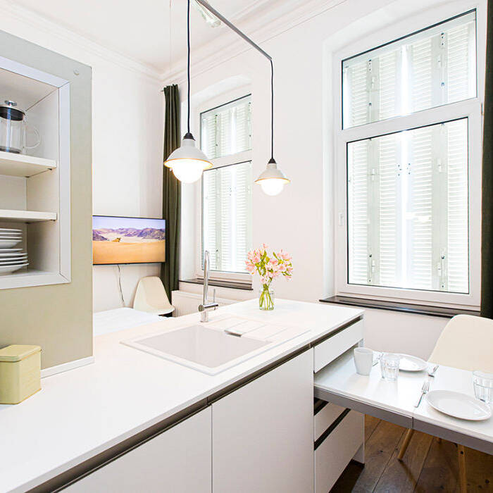 statthaus-statt-hotel-apartment-w6-02-voll-ausgestattete-kuechenzeile-mit-ausziehbarem-tisch_10_700pixelmqotsBHH8gSQN