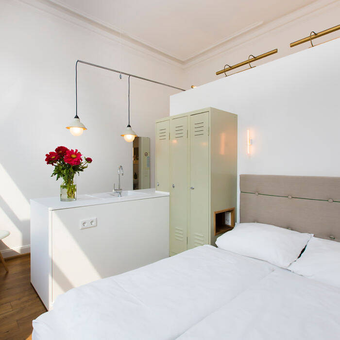 statthaus-statt-hotel-apartment-w6-05-doppelbett-und-kleiderschrank_15_700pixelqzoTnh0TYhOWr