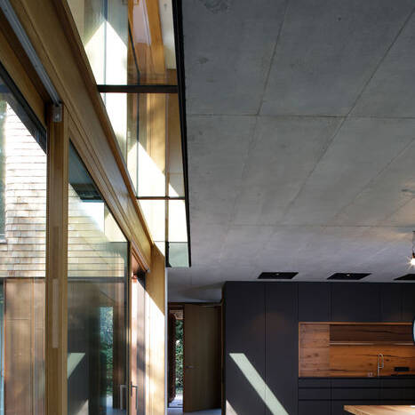 stephan-maria-lang-architekt-haus-moderne-villa-house-L011-shingle-residence-muenchen-graefelfing-holz-foto-hans-kreye-kueche-luftraum_gross_15_700pixel