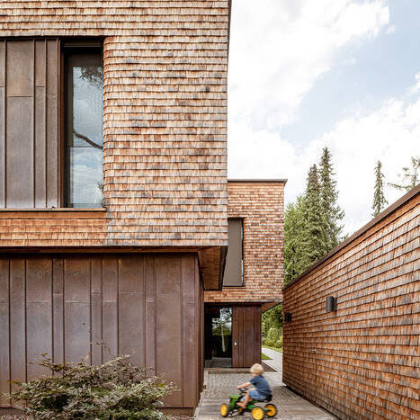 stephan-maria-lang-architekt-haus-moderne-villa-house-L011-shingle-residence-muenchen-graefelfing-holz-foto-sebastian-kolm-einfahrt_gross_10_700pixel