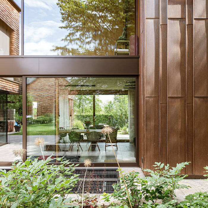 stephan-maria-lang-architekt-haus-moderne-villa-house-L011-shingle-residence-muenchen-graefelfing-holz-foto-sebastian-kolm-garten-west_gross_15_700pixel