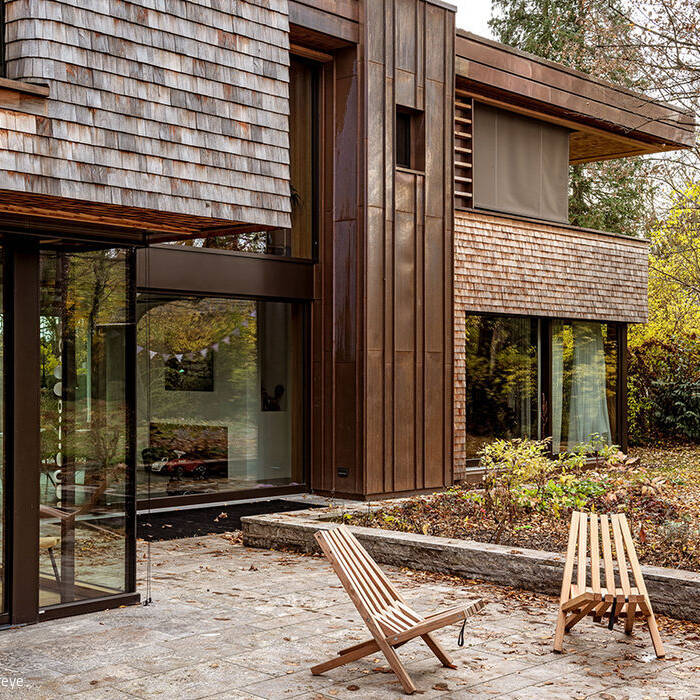 stephan-maria-lang-architekt-haus-moderne-villa-house-L011-shingle-residence-muenchen-graefelfing-holz-foto-sebastian-kolm-herbst_gross_10_700pixel