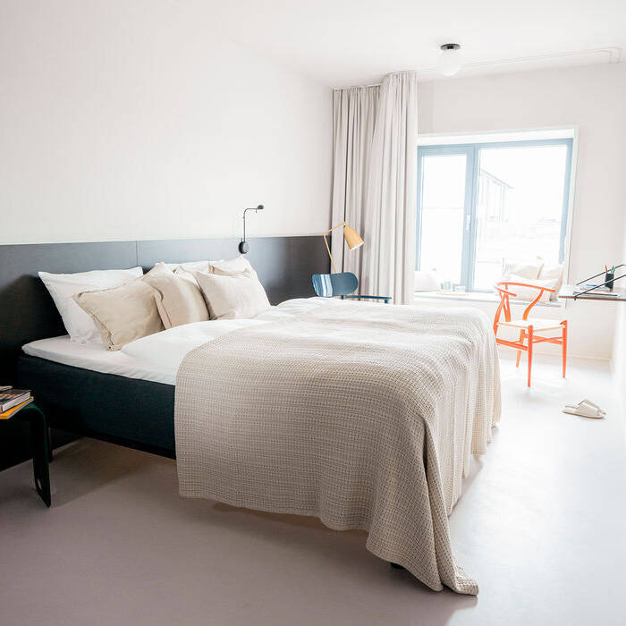 stilwerk-Hotel-KantGaragen_S-Studio_Bett-Samland_Stuehle-Carl-Hansen-und-Thonet_Lampe-Gubi_Beistelltisch-Tebton-c-stilwerk_15_700pixel