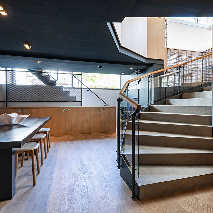 wineBANK-sylt_gastronomie-club_formwaende_innenarchitektur_interior_design_luxury_-1EG_holzrundtreppe_verkostungstisch_treppe_15_700pixel