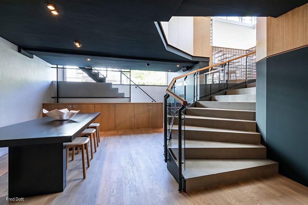 wineBANK-sylt_gastronomie-club_formwaende_innenarchitektur_interior_design_luxury_-1EG_holzrundtreppe_verkostungstisch_treppe_15_700pixel