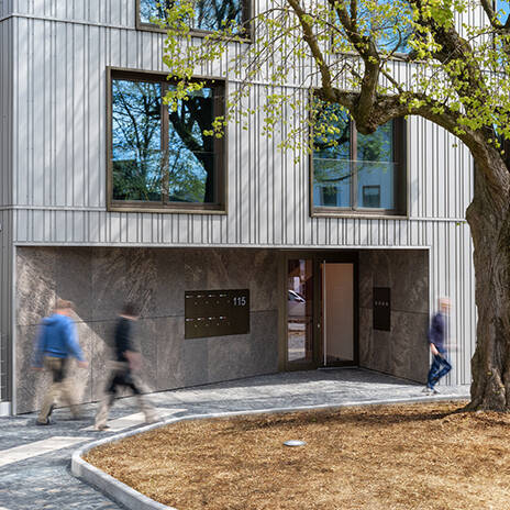 08_3-Schwestern_RHWZ_Quartiersplatz-mit-Hauseingang-und-Linde-am-Reeseberg_adjust_10_700pixel