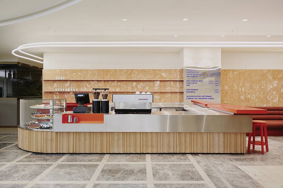 22-02-Ester-Bruzkus-KaDeWe-0022-C-Robert-Rieger_15_700pixel