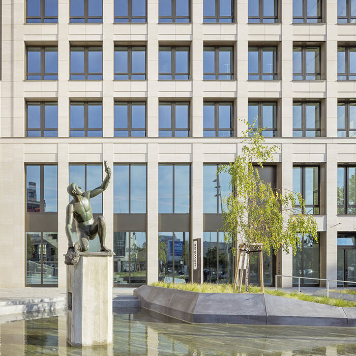 838-367-lrich-Schwarz-Berlin_15_700pixel